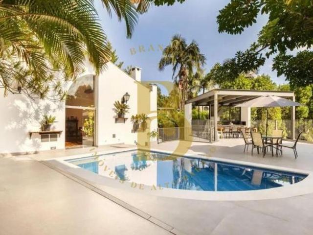 Casa á venda de 370 m², com 4 quartos, piscina e 4 vagas no bairro Jardim Guedala