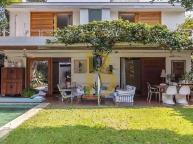 Casa á venda de 454 m², com 4 suítes e 6 vagas no bairro Alto de Pinheiros