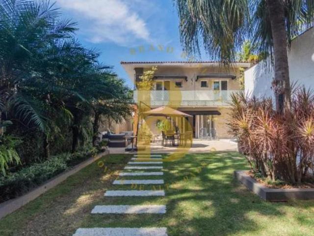 Casa á venda de 600m², com 5 suítes e 04 vagas no Pacaembu