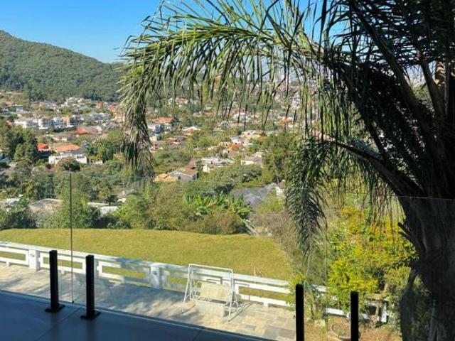 Casa a venda e locação,com de 2500 m² de terrreno,com 1250 m² de construção,com 6 SUÍTES