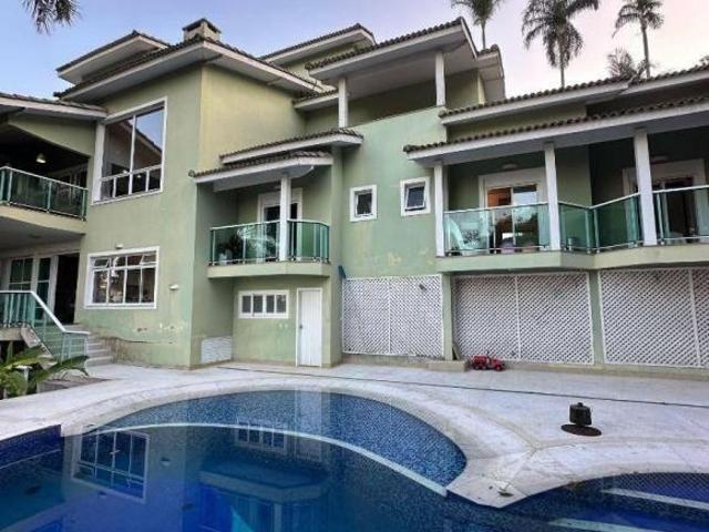 Casa mobiliada em Arujá com 1.000 m² de terreno, 6 vagas e aceita financiamento
