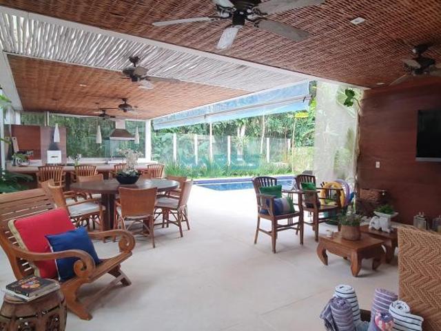 Casa a venda em condomínio de alto padrão na praia da Baleia