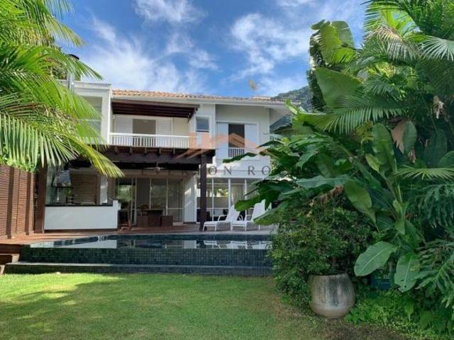 Casa à venda em condomínio de Luxo na praia de Juquehy com 4 quartos e piscina