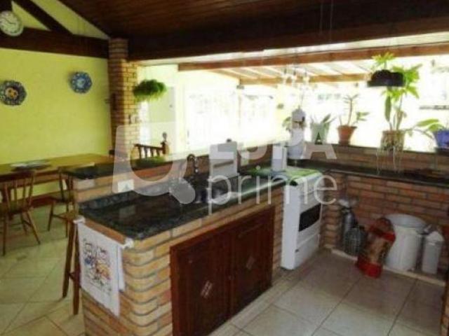 Casa à venda em Condomínio fechado com 4 dormitórios na Vila Santos!