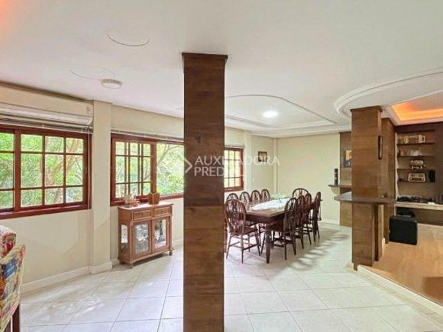 Casa a venda em condomínio fechado, 3quartos, 2 cozinhas, jardim de inverno, ofurô, churras, 2 vagas