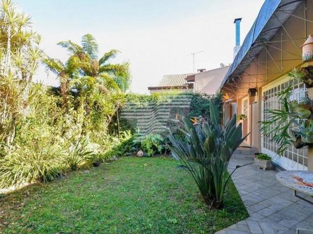 Casa à Venda em Campina do Siqueira, Curitiba | 5 Quartos, 6 Vagas e Lareiras