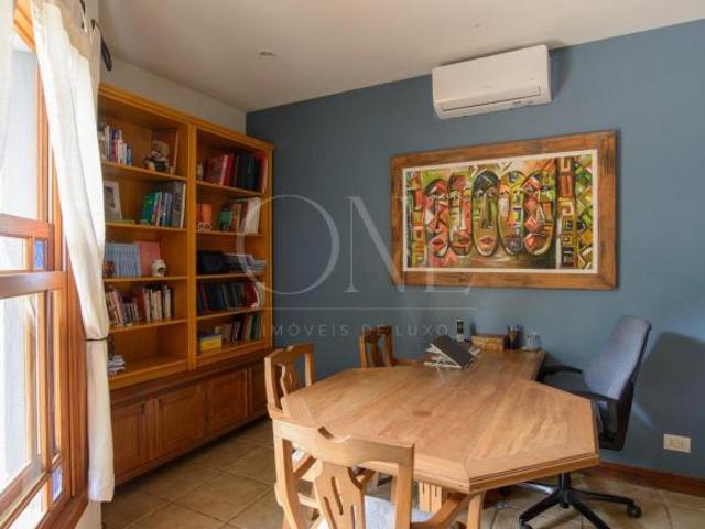 Casa à venda em Alphaville