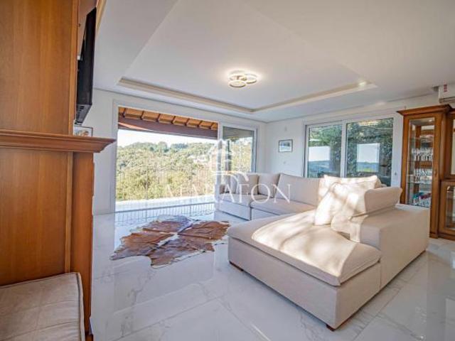 CASA À VENDA EM GRAMADO COM TRÊS SUÍTES