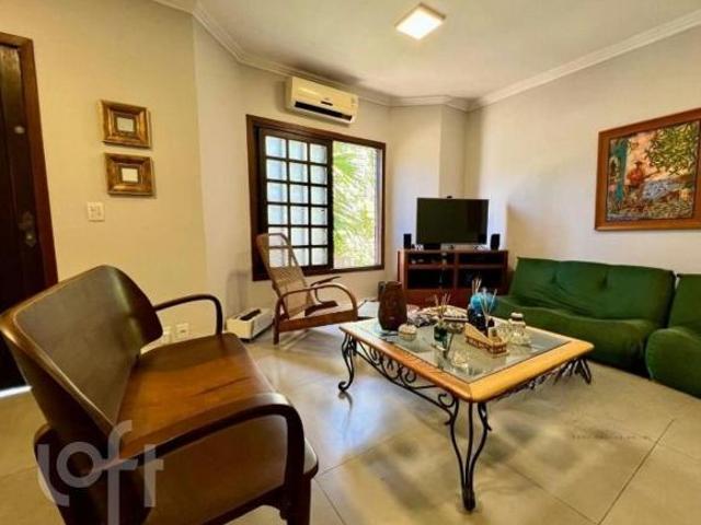 Casa à venda em Guarujá com 230 m², 3 quartos, 1 suíte, 6 vagas