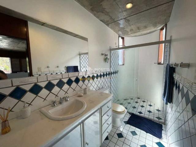 Casa à venda em Juquehy, disponível a 250m da praia