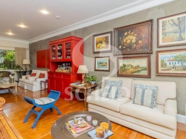 Casa á venda em Moema com 350m², 5 quartos sendo 4 suítes, 3 vagas