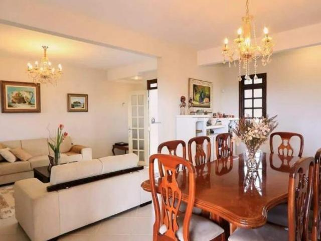 Casa à venda em Mangabeiras, BH | 4 quartos 1 suíte, 3 banheiros e espaço gourmet