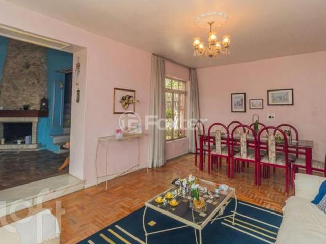 Casa à venda em Medianeira com 438 m², 4 quartos, 2 vagas