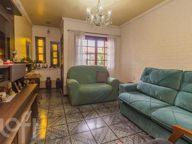 Casa à venda em Sarandi com 120 m², 3 quartos, 1 suíte, 4 vagas