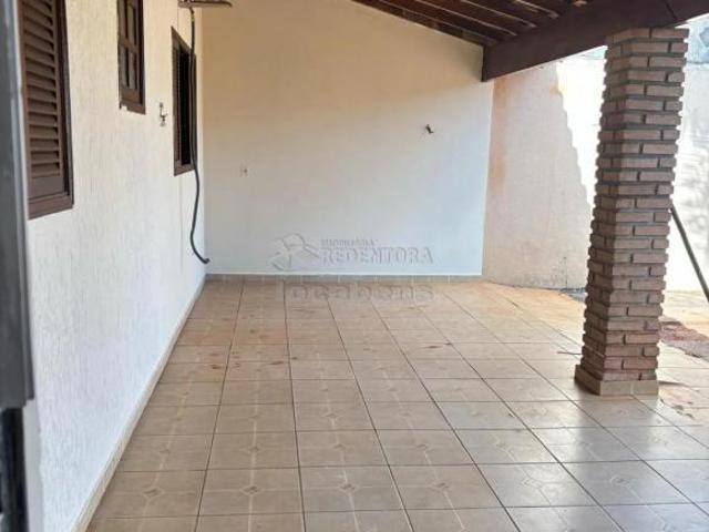 Casa a venda em Potirendaba com 02 dormitórios, cozinha com armários, área de serviço, varanda e 05
