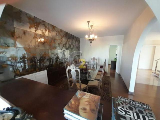 Casa à venda em Pacaembu, 3 quartos 2 suites 4 vagas