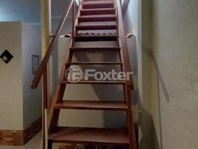 Casa à venda em Partenon com 245 m², 2 quartos, 10 vagas