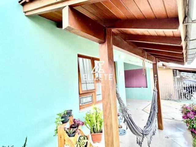 Casa à venda em Petrópolis, Novo Hamburgo Churrasqueira, Mezanino e Varanda!