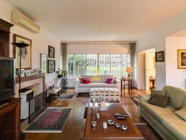 Casa à venda em Pinheiros com 3 suítes e 2 vagas