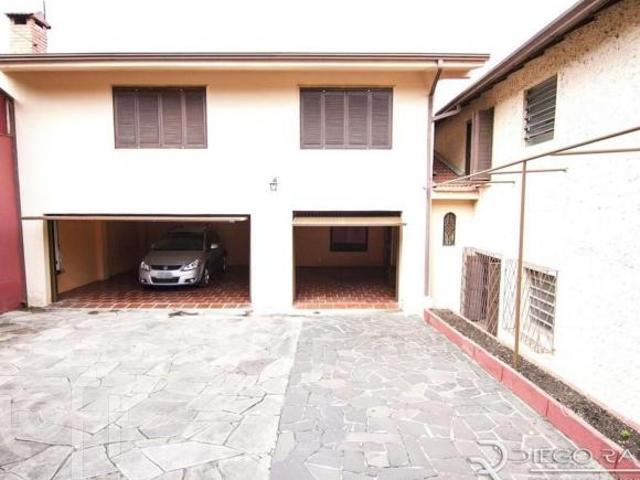 Casa à venda em Teresópolis com 420 m², 5 quartos, 1 suíte, 7 vagas