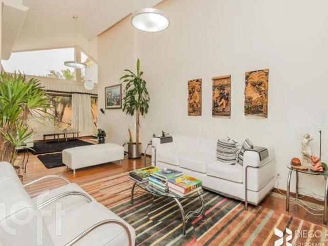 Casa à venda em Tristeza com 374 m², 6 quartos, 1 suíte, 9 vagas