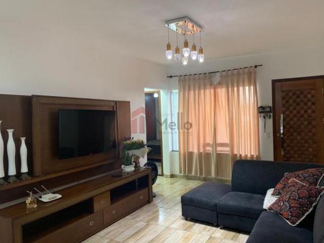 Casa à venda em Umuarama PR: 3 quartos, 3 suítes, 2 salas, 4 banheiros, 1 vaga de garagem