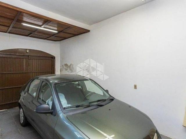 Casa à venda, muito bem localizada, no bairro Jardim Botânico. Próximo à todos os recursos do bairro