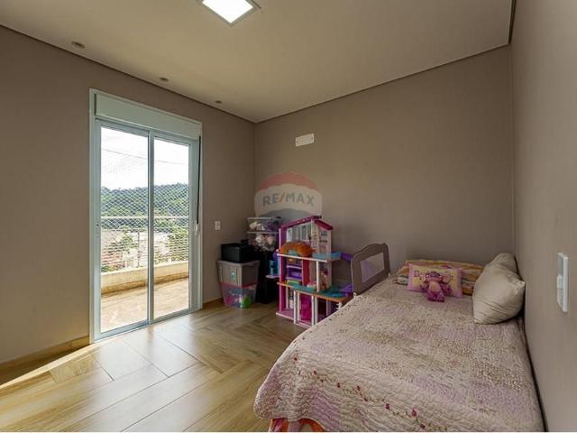 Casa à Venda no Condomínio Valville 1 com 280m², Vista Permanente para a Reserva, em Santana de Parnaíba SP