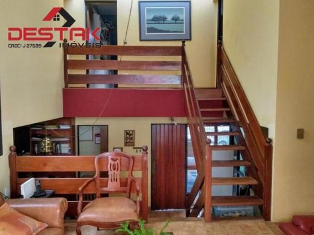 Casa a Venda no Condomínio Nova Caieiras, ambientes amplos e confortáveis
