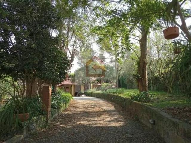 Casa à Venda no Condomínio Nova Higienópolis – Jandira | 3 Dormitórios, Piscina e Amplo Terreno