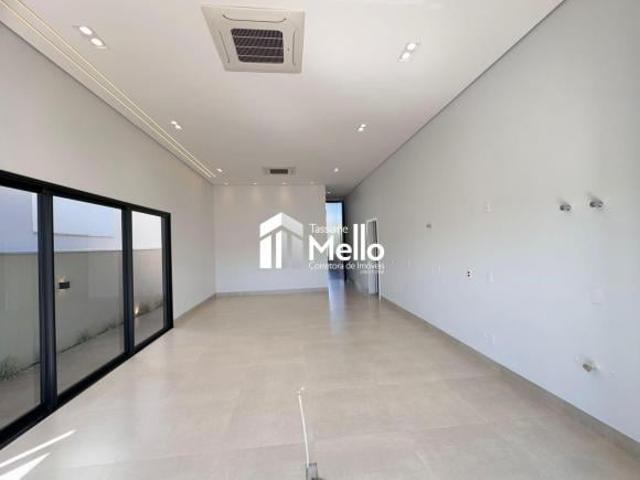 Casa à venda no Condomínio Residencial Central Park, com 3 suítes sendo uma com closet e vista para