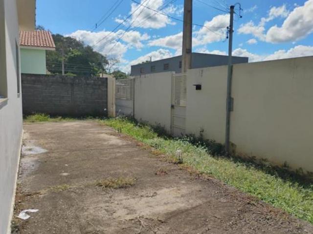 Casa à venda no Centro de Japaraíba MG: 4 quartos, 2 salas, 1 banheiro e 2 vagas de garagem!