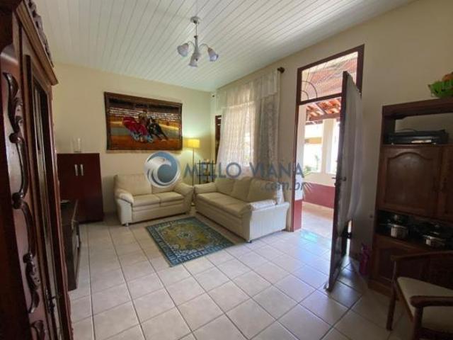 Casa à venda no Centro de São Sebastião do Rio Verde MG: 3 quartos, 2 salas, 2 banheiros, 3 vagas de