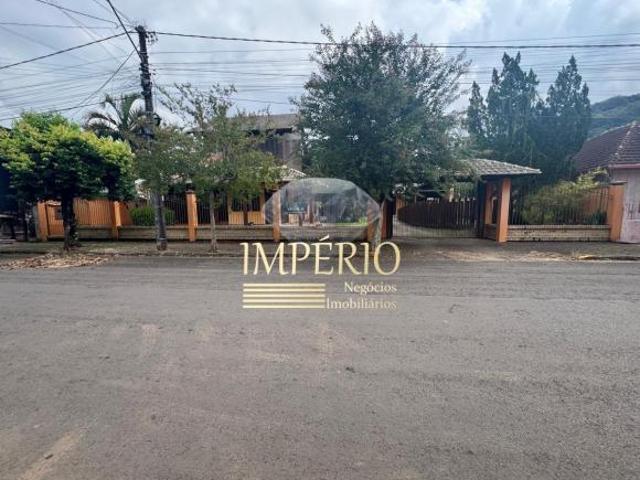 Casa à venda no Centro de Três Coroas RS: 3 quartos, 1 suíte, 2 salas, 2 banheiros, 2 vagas, 167 m²