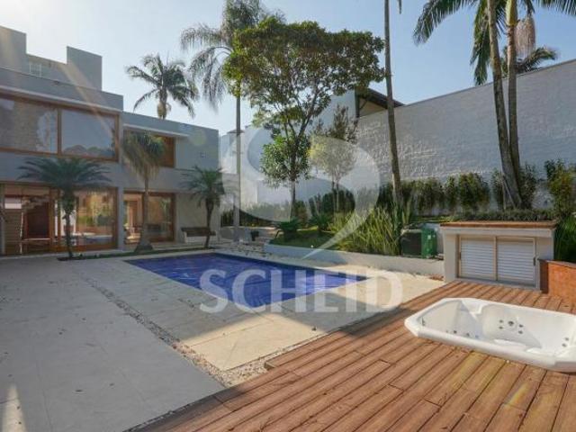 Casa à venda no Alto da Boa Vista com 1.200m² terreno 4 suítes, área gourmet, piscina, 8 vagas