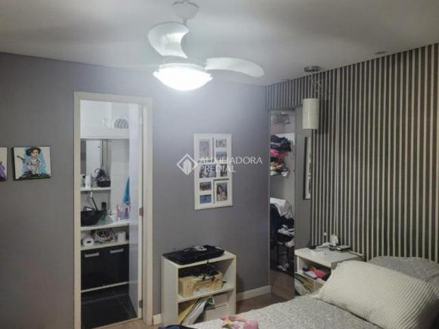 Casa à venda no bairro Nonoai com 3 quartos, sendo 2 suítes e piscina