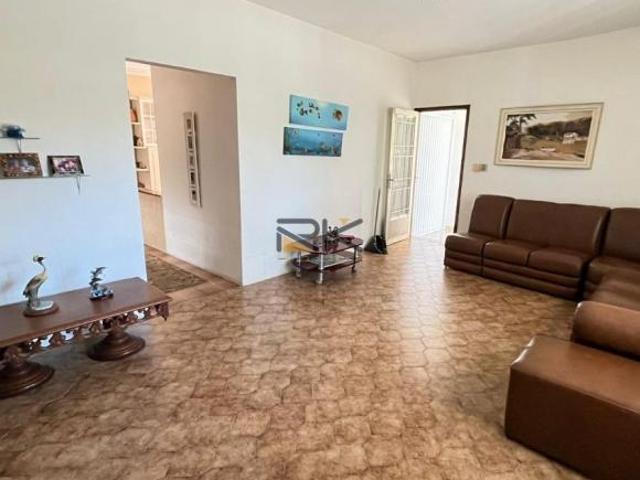 Casa à venda no bairro do Itaguá com 3 dormitórios,sala de estar e varanda