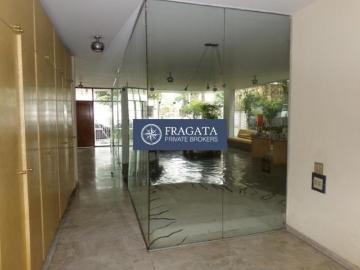 Casa à venda no Bairro do Pacaembu, com ambientes iluminados e espaçosos, em excelente localização