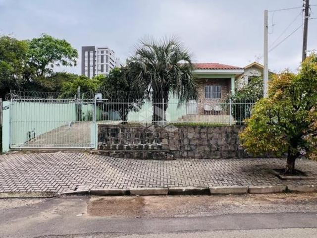 Casa à venda no Bairro Dores Excelente terreno e localização!