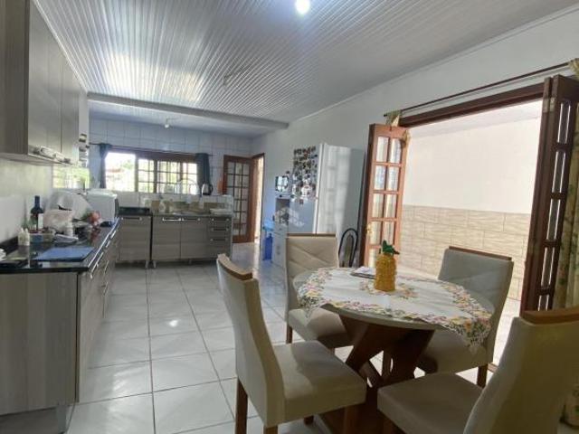 Casa à venda no bairro Florida em Guaíba, 181m2, 2 dormitórios, sala, sala de jantar e cozinha inte