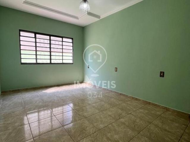 Casa à Venda no bairro Guilhermina Vieira Chaer