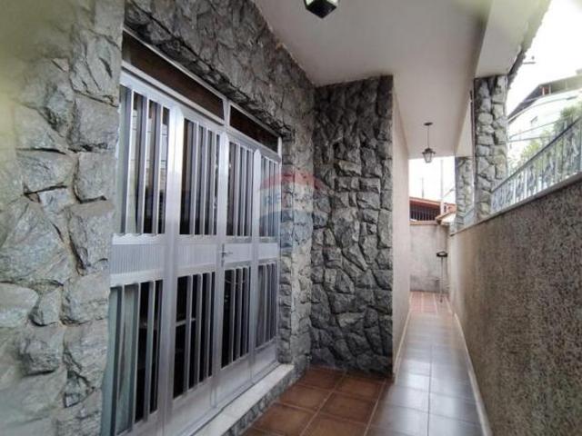 Casa à venda, no bairro Santa Catarina, 4 quartos, duas salas e duas cozinhas, além de um terraço go