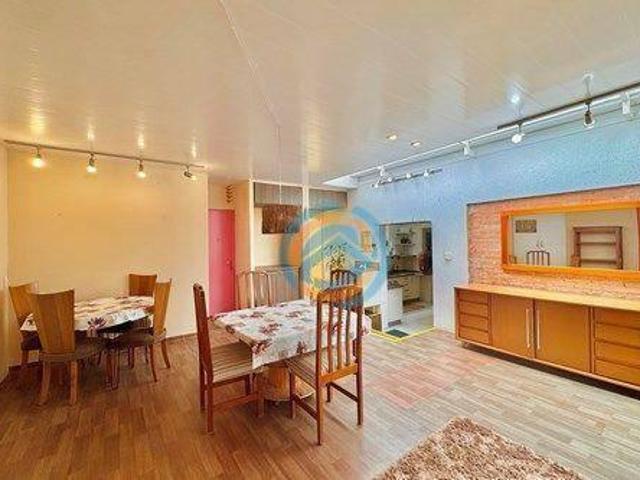 Casa à Venda no Bairro Santa Quitéria Curitiba: Potencial para Hostel ou Moradia Multifamiliar