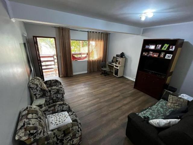 Casa à Venda no Km 18 em Osasco SP: Amplo imóvel com 3 quartos, 2 suítes, 3 banheiros e 3 vagas de g