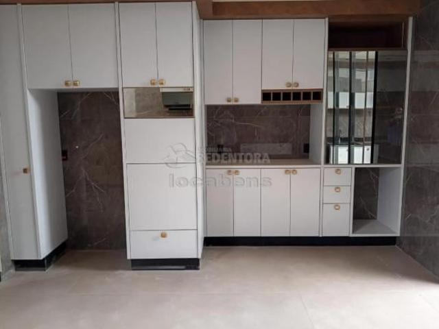Casa à venda no Ideal Life com 03 dormitórios tipo apartamento, sala ampla, cozinha planejada, varan
