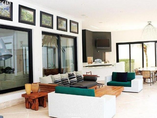 Mansão de primeira linha em condomínio fechado 1.180m2 AU e 2.000m2 de terreno