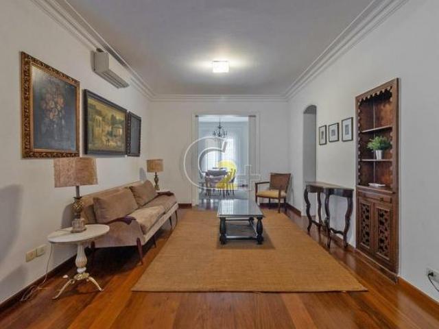 Casa à venda no Jardim Europa com 3 quartos, sendo 3 suítes e 4 vagas de garagem