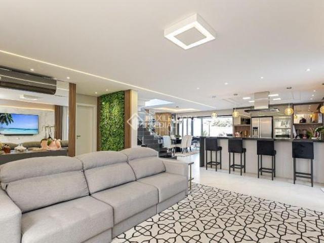 Casa à Venda no Jardim Social com 3 Suítes, Piscina e 8 Vagas, 329,71 m²