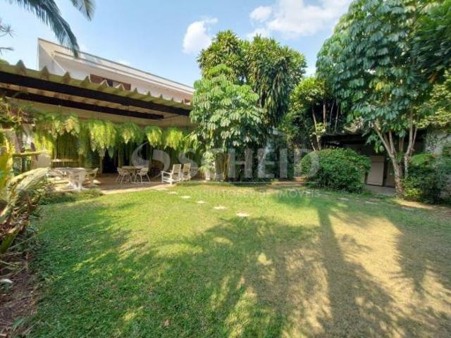 Casa a Venda no Morumbi, 600m², 5 quartos, sendo 4 suítes, 6 banheiros e 12 vagas