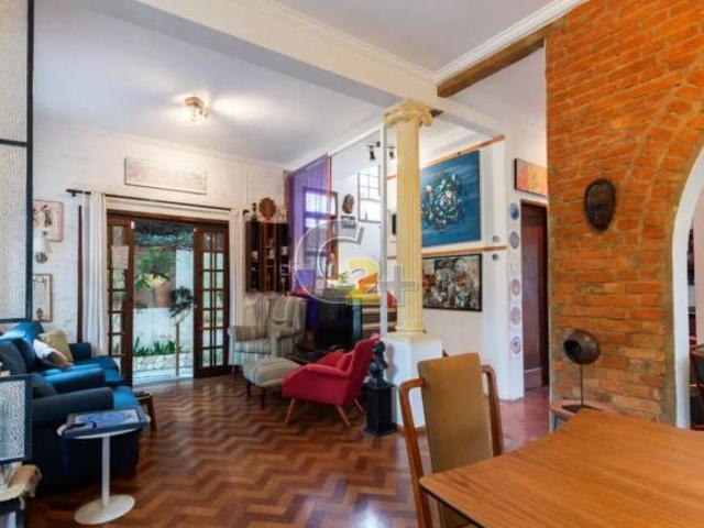 Casa à venda no Pacaembu 5 quartos, 2 suítes e 2 vagas